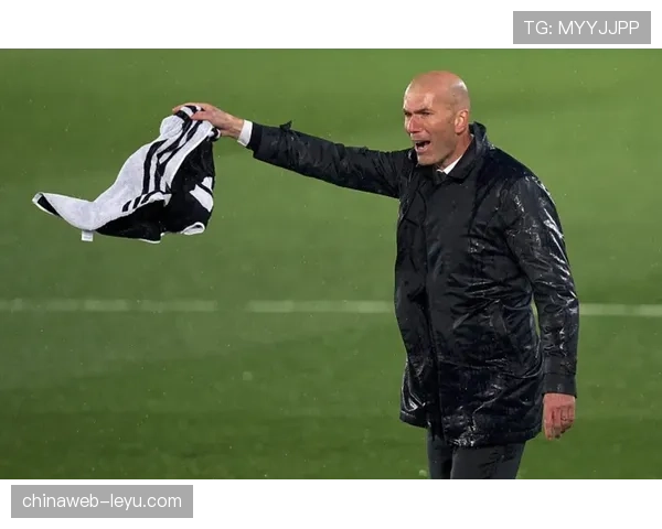 齐达内战术智慧揭秘：如何在比赛中展现无与伦比的掌控力