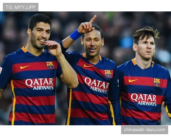 假设莱万多夫斯基半夜来我小区撸串，豪车和塑料杯的反差我笑不出来