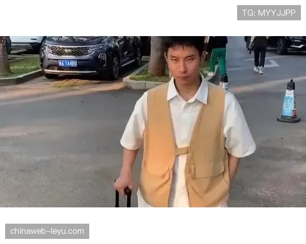 杨舒予训练完直接素颜去吃路边摊，这松弛感谁懂啊